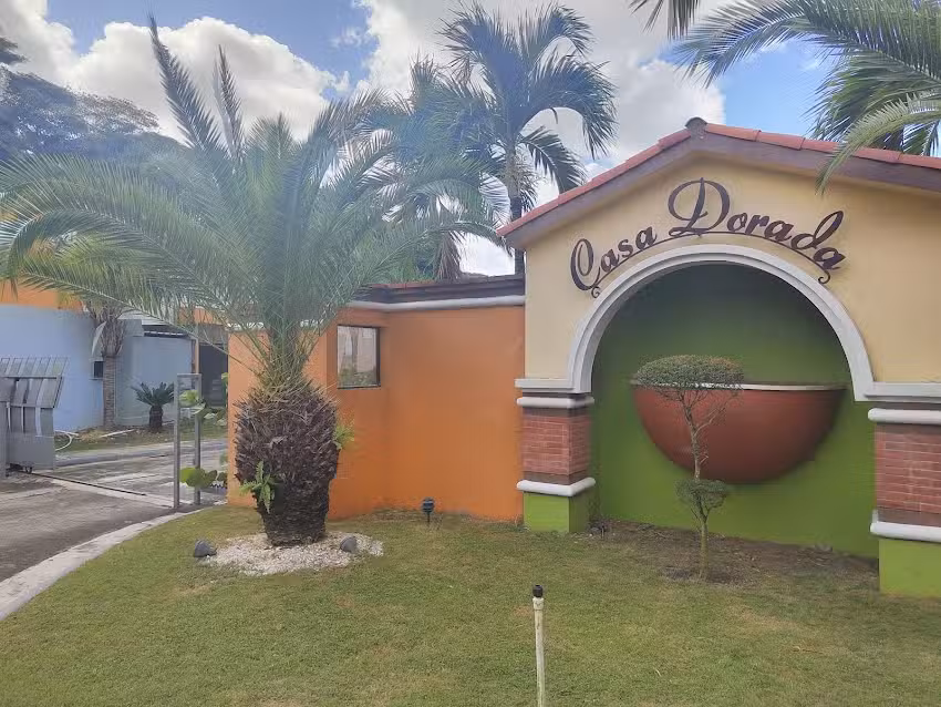 Caba&ntilde;as Casa Dorada