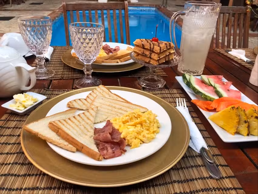 Habitaci&oacute;n, desayuno, jacuzzi y piscina