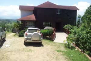 MOUNTAIN VILLA WITH JACUZZI AND SAUNA
